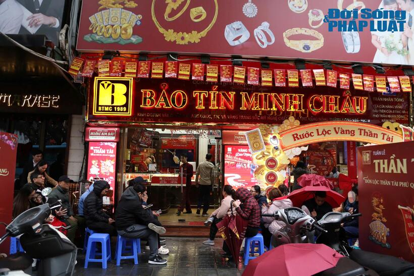 Trưa ngày 6/2, ngay trước ngày vía thần Tài, theo ghi nhận của PV Đời sống & Pháp luật, cảnh tượng người dân xếp hàng chờ vào giao dịch vàng tiếp tục diễn ra tại các cửa hàng trên “phố vàng” Trần Nhân Tông (quận Hai Bà Trưng, Hà Nội).