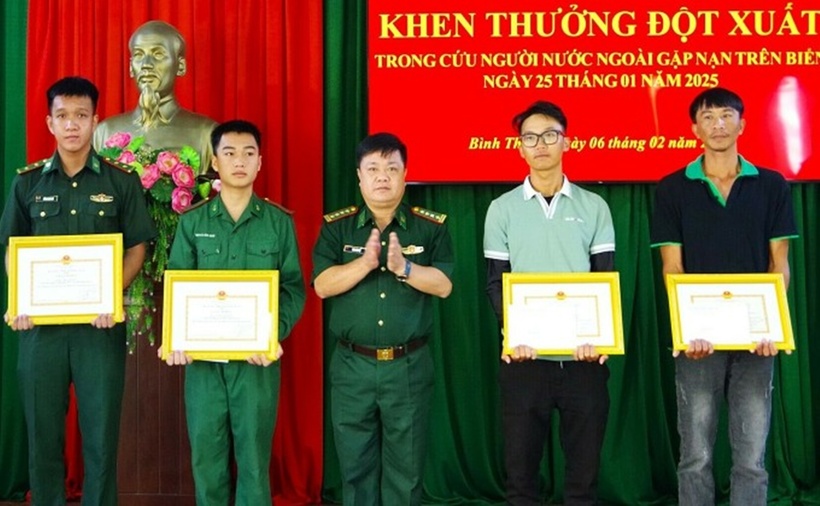 Bốn cá nhân được khen thưởng, sáng 6/2. (Ảnh: VNE)