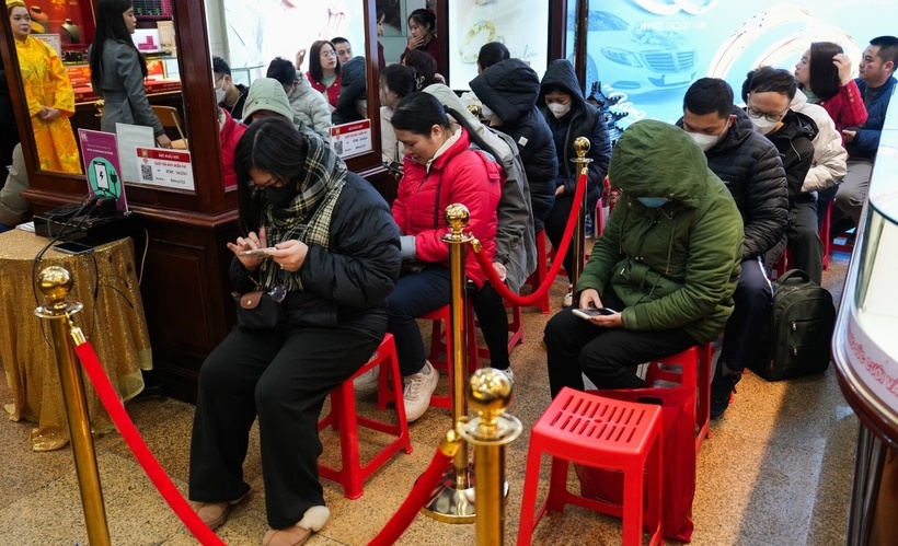 Ngày vía Thần Tài năm nay (10/1 Âm lịch) trùng đợt gió mùa Đông Bắc, nhiệt độ sáng sớm nay khoảng 12-13 độ C kèm gió rét và mưa. Dù vậy, từ 5h sáng, tại một tiệm vàng trên đường Cầu Giấy (quận Cầu Giấy, Hà Nội), khoảng 20 khách đã ngồi chờ mua vàng. Cửa hàng sắp xếp ghế ngồi bên trong thay vì ngoài trời như mọi năm.