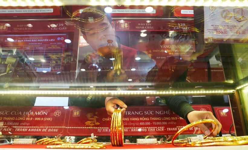 Chào đón vía Thần Tài 2025, nhà vàng ra mắt loạt sản phẩm nhẫn tròn trơn Vàng Rồng Thăng Long mới như bản vị vàng Thần Tài, bản vị rồng, tượng vàng thần Tài, tượng kim xà chiêu tài, tượng vàng phúc lộc thọ, đĩnh tài lộc, trang sức kim tiền... chất liệu Vàng Rồng Thăng Long 99.9, 999.9 (vàng 24K).