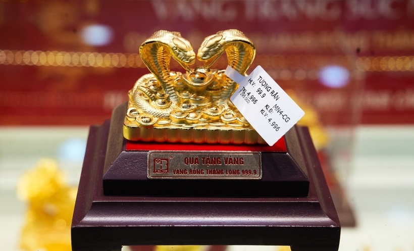 Theo VnExpress, nhà vàng tung ra thị trường các sản phẩm đa dạng hình tượng con rắn - linh vật năm Ất Tỵ, với kích thước từ 1 đến 5 chỉ, được nhiều khách lựa chọn.