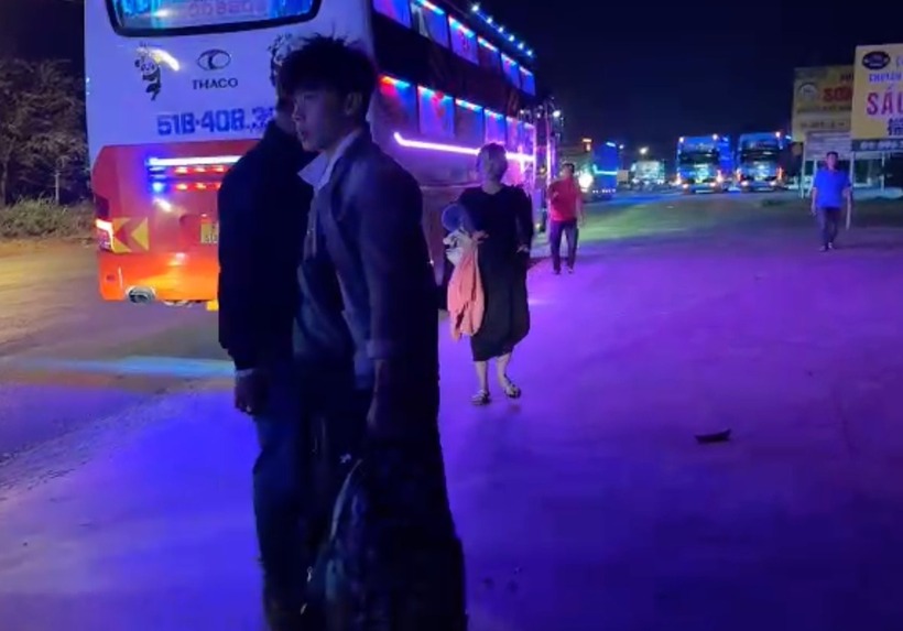 Sản phụ 20 tuổi (áo đen) đã được chuyển đến bệnh viện an toàn. (Ảnh: Tuổi trẻ)