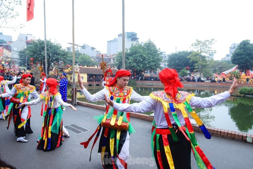 Các chàng trai điểm phấn tô son giả gái. Động tác múa phải uyển chuyển, mềm mại nhưng cũng phóng khoáng, linh hoạt, không kém phần mạnh mẽ.