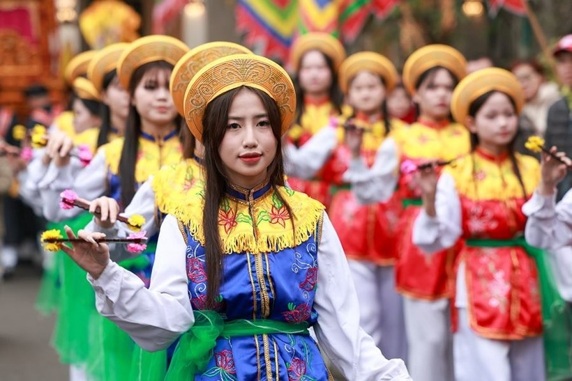 Hai đội sênh tiền gồm 6 thiếu nữ.