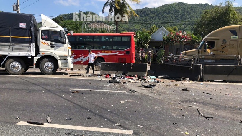 Liên quan vụ tai nạn, theo báo Tuổi Trẻ, ông Huỳnh Uy Viễn, Phó Chủ tịch UBND huyện Cam Lâm cho biết, đến 11h cùng ngày, tuyến quốc lộ qua hiện trường vụ tai nạn vẫn đang ùn tắc nghiêm trọng.