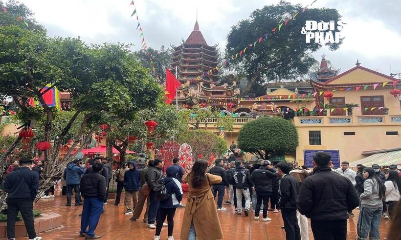 Quang cảnh tại sân Đền Mẫu Đồng Đăng, dù đông nhưng du khách không còn cảnh chen lấn vào lễ như mọi năm.