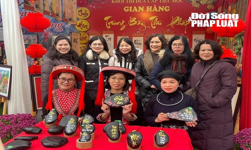 Gian hàng trưng bày "Thư pháp" cũng được du khách thích thú chụp ảnh lưu niệm.