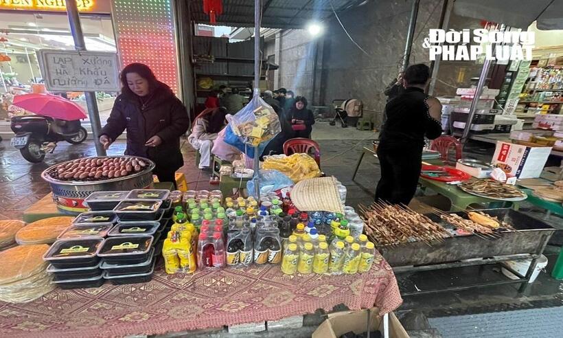 Món bánh mỳ nướng dầu hào và lạp xưởng Hà Khẩu đặc sản của Lạng Sơn được các tiểu thương bày bán cho du khách thập phương.