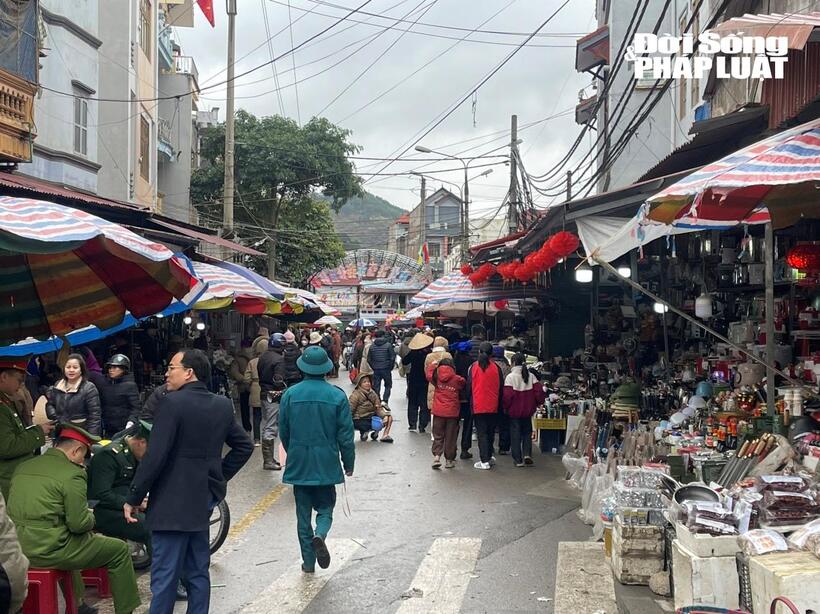 Đền Mẫu nằm ngay cạnh chợ Đồng Đăng, du khách ngoài đi lễ, còn có thể tranh thủ vào chợ mua sắm hàng hóa.