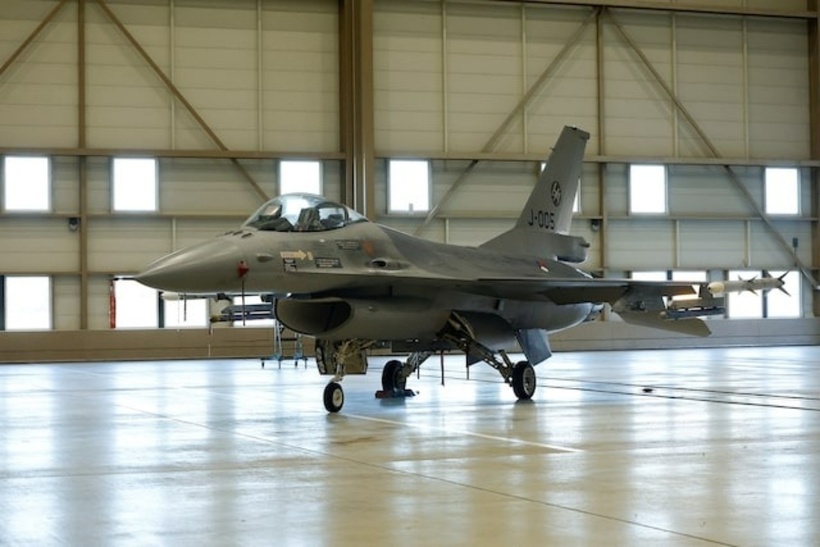 Một chiếc tiêm kích F-16. Ảnh: Reuters