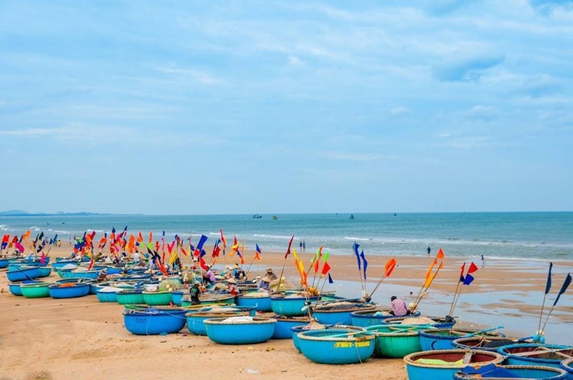 Phước Hải có bãi biển rộng, nhiều thuyền bè đánh cá xa bờ và đi biển dài ngày