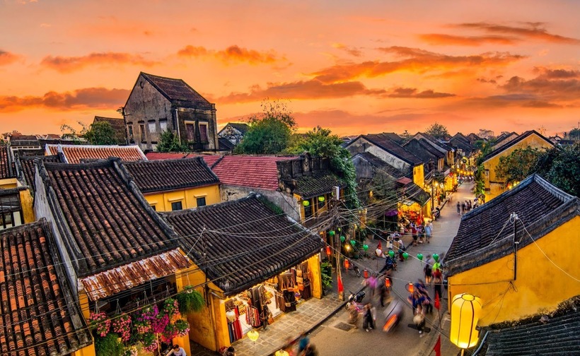 Ở Hội An, những ngôi nhà cổ kính, những con phố đèn lồng lung linh vào ban đêm tạo nên một không gian lãng mạn và cổ kính. Ảnh minh họa.