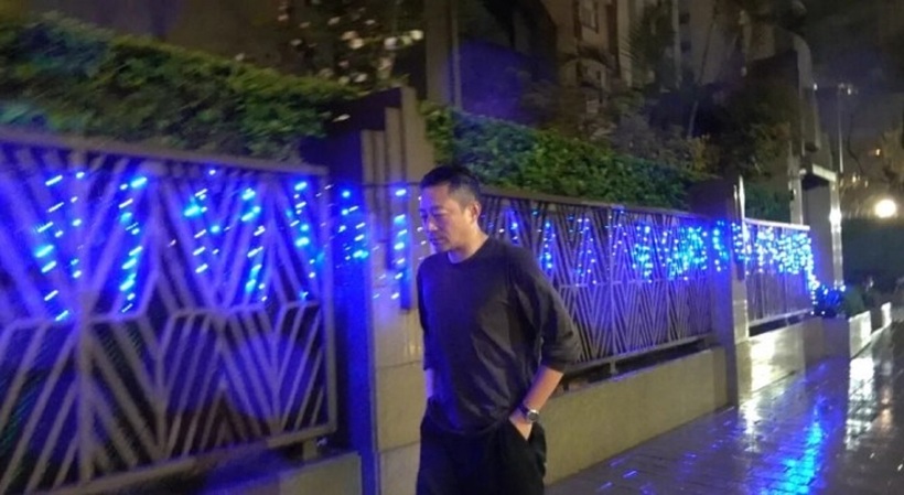 Hình ảnh Uông Tiểu Phi đi trong mưa bị cho là diễn, làm lố.