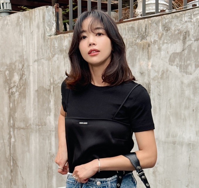 . Với độ dài vừa phải, kiểu tóc này không chỉ giúp tôn lên nét trẻ trung mà còn tạo cảm giác nhẹ nhàng, hiện đại.