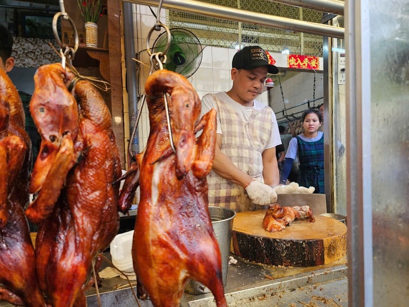 Tiệm vịt quay Vĩnh Phong đông không kém, khách phải xếp 3 hàng dài để đợi mua vịt quay, gà quay, gà luộc. (Ảnh: Người lao động)
