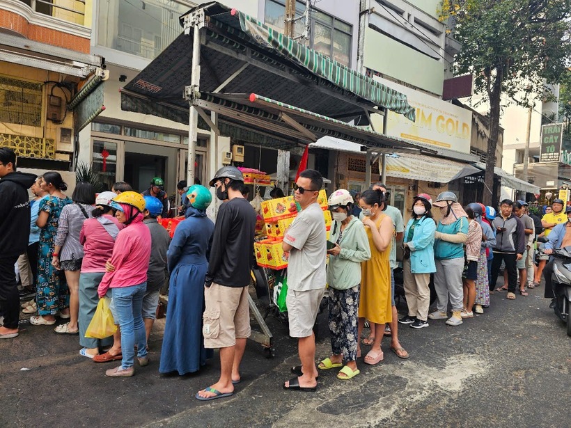 Khách hàng, tài xế giao hàng xếp hàng dài, đợi hàng tiếng đồng hồ để đến lượt mua hàng. (Ảnh: Người lao động)