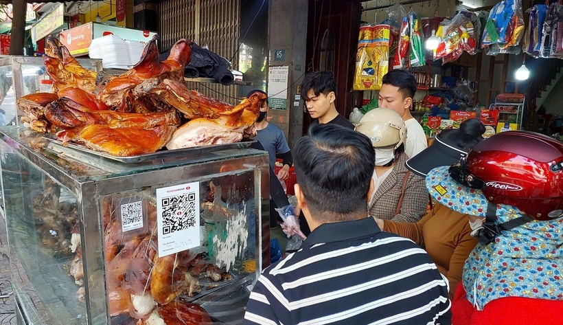 Các cửa hàng bán heo quay quanh chợ Hòa Khánh tấp nập người mua. (Ảnh: VietnamNet)