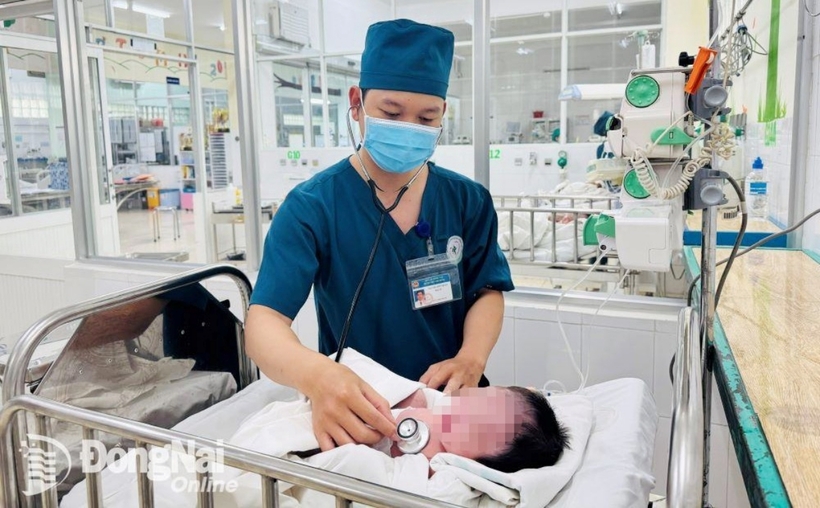 Bệnh nhi hiện hồi phục tốt, được tập bú mẹ và chờ xuất viện. Ảnh: Báo Đồng Nai
