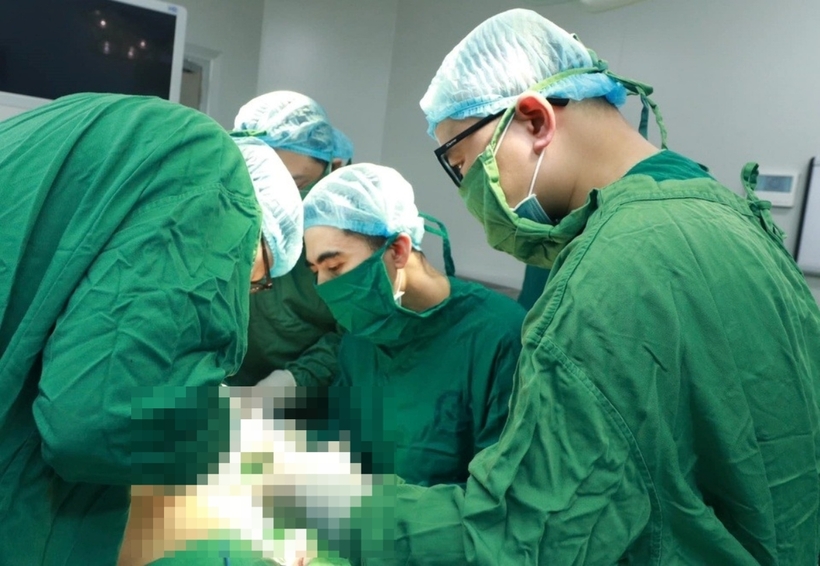 Các bác sĩ tiến hành phẫu thuật cho người bệnh. Ảnh: Tri Thức