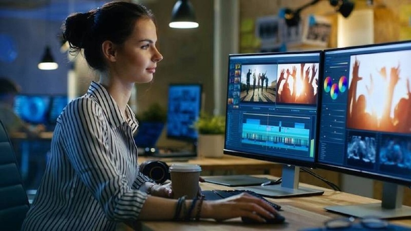 Nếu bạn có kỹ năng viết lách, dịch thuật hoặc chỉnh sửa ảnh/video, bạn có thể kiếm thêm thu nhập bằng cách làm freelancer. Ảnh minh họa.
