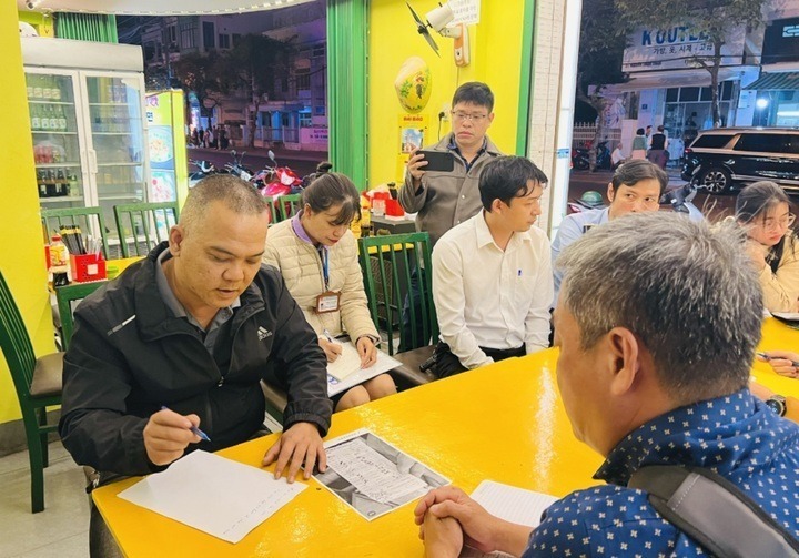 Đoàn kiểm tra liên ngành đang làm việc với ông Hồ Văn Tâm - chủ quán Aroma Beach. Ảnh: VTC News