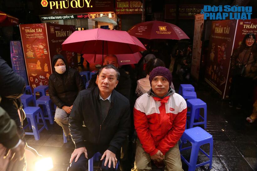 Ngồi cạnh anh Quyết, ông Tô Hòa Bình (trú tại quận Đống Đa, Hà Nội) là người đến sớm thứ hai. Trước đó, ông Bình đã có 12 năm liên tiếp là người đến sớm đầu tiên mua vàng trong ngày vía Thần Tài. "Tôi không buồn vì có người đến sớm hơn, bởi năm nào cũng xác định đến đúng khung giờ cố định”, ông Bình nói.