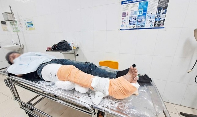 Nạn nhân bị thương trong vụ lật xe khách ở Phú Yên. Ảnh: Tiền Phong