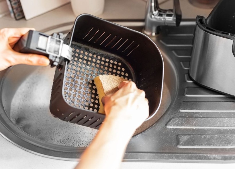 Nồi chiên không dầu là trợ thủ đắc lực trong căn bếp, nhưng nếu không chăm sóc đúng cách, nồi có thể bị rỉ sét và giảm tuổi thọ.