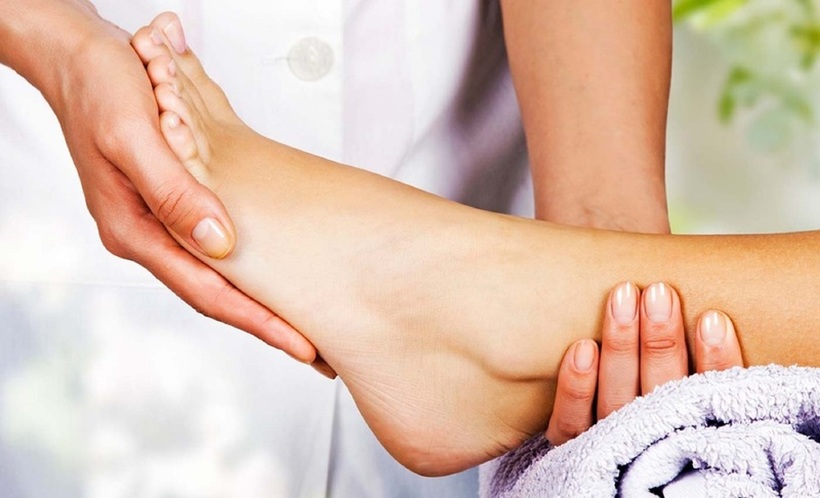 Dưỡng ẩm cho đôi chân mỗi ngày bằng kem dưỡng hoặc dầu khoáng.