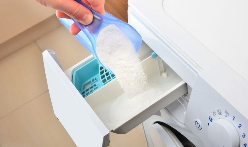 Nhờ chứa các hạt tẩy mạnh, bột giặt có khả năng làm sạch tốt hơn đối với các vết bẩn cứng đầu như dầu mỡ, bùn đất.