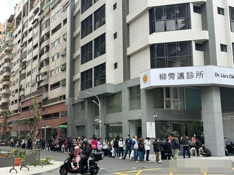 Hàng dài người đứng xếp hàng tại một phòng khám cung cấp vắc xin. Ảnh: ETtoday.