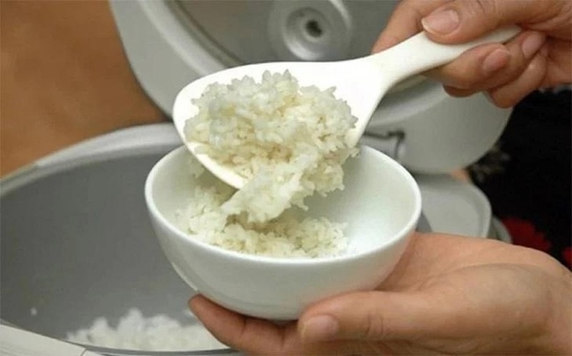 Việc xới cơm hai lần giúp tạo ra một cảm giác đầy đặn và ngon miệng hơn.