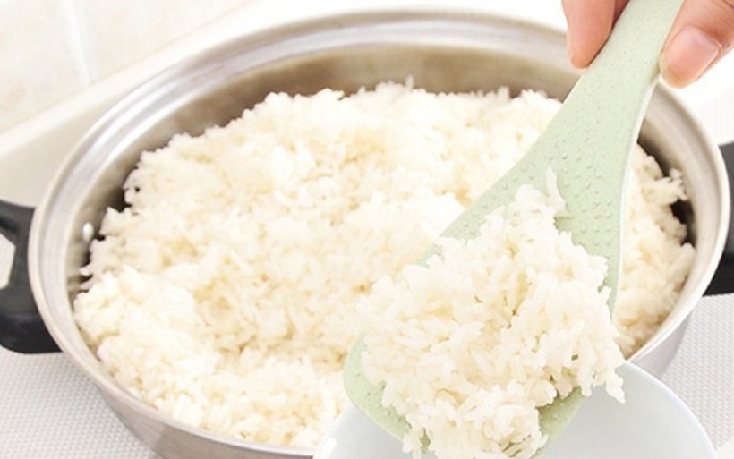 Kiêng xới cơm một lần là một phong tục dân gian mang đậm những giá trị văn hóa truyền thống của người Việt.