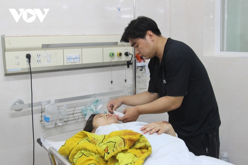 Chị Nguyễn Ngọc Lành bị đang điều trị tại bệnh viện. Ảnh: VOV