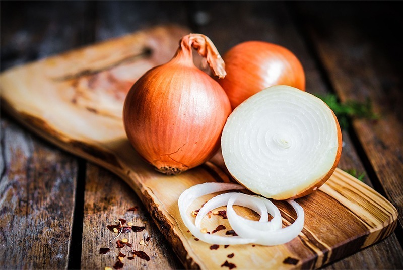 Hành tây, một loại củ quen thuộc trong gian bếp của mỗi gia đình.