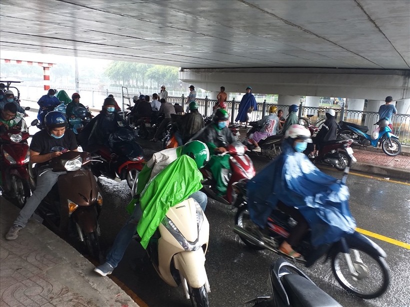 Phòng CSGT, Công an thành phố Hà Nội khẳng định thông tin "dừng xe mặc áo mưa bị phạt 14 triệu đồng" là thiếu chính xác, dễ gây hiểu nhầm cho người dân