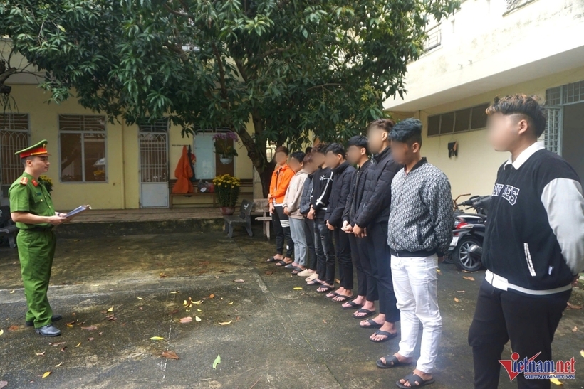 Công an đọc lệnh khởi tố các bị can. Ảnh: VietNamNet
