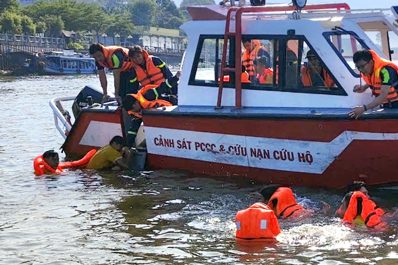 Lực lượng chức năng Đồng Nai nhanh chóng ứng cứu, đưa 12 vận động viên vụ lật ghe đua lên bờ an toàn. (Ảnh: Tuổi trẻ)