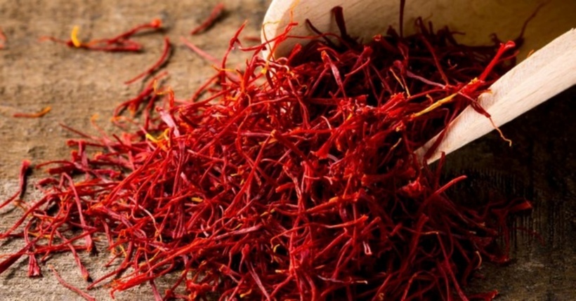 Từ xa xưa, saffron đã được sử dụng rộng rãi trong nhiều lĩnh vực, từ nhuộm vải vóc và chế tạo nước hoa, đến tạo hương vị đặc biệt cho các món ăn.