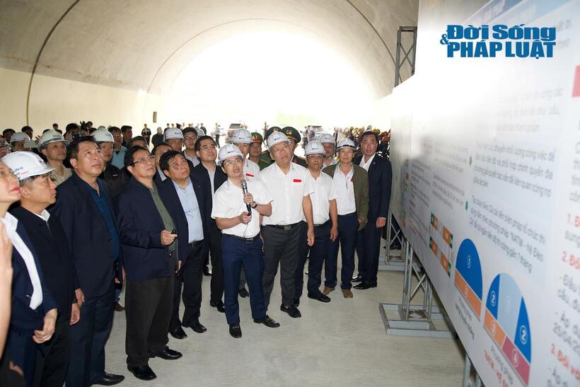 Ông Ngọ Trường Nam, Tổng giám đốc Tập đoàn Đèo Cả báo cáo tình hình thực hiện dự án