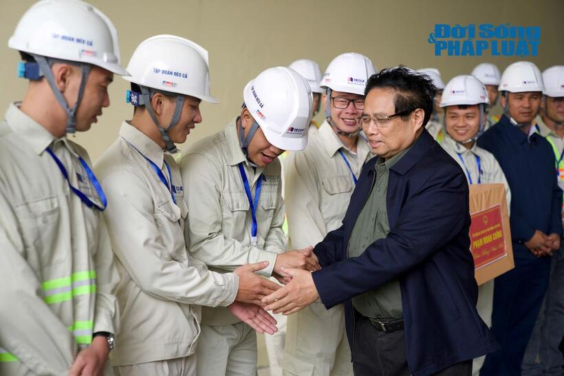 Thủ tướng Phạm Minh Chính thăm hỏi, động viên công nhân thi công dự án cao tốc Quảng Ngãi - Hoài Nhơn