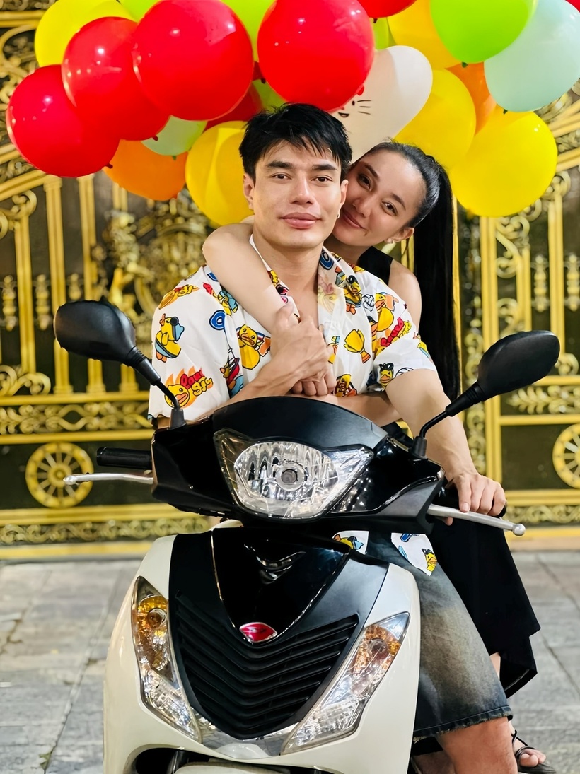 Vào đầu năm 2024, gia đình Lê Dương Bảo Lâm chính thức dọn về cơ ngơi mới khang trang tại Đồng Nai. Từ một số hình ảnh được đăng tải, có thể thấy biệt thự của nam diễn viên rất khang trang, rộng rãi và được xây dựng theo phong cách hiện đại.