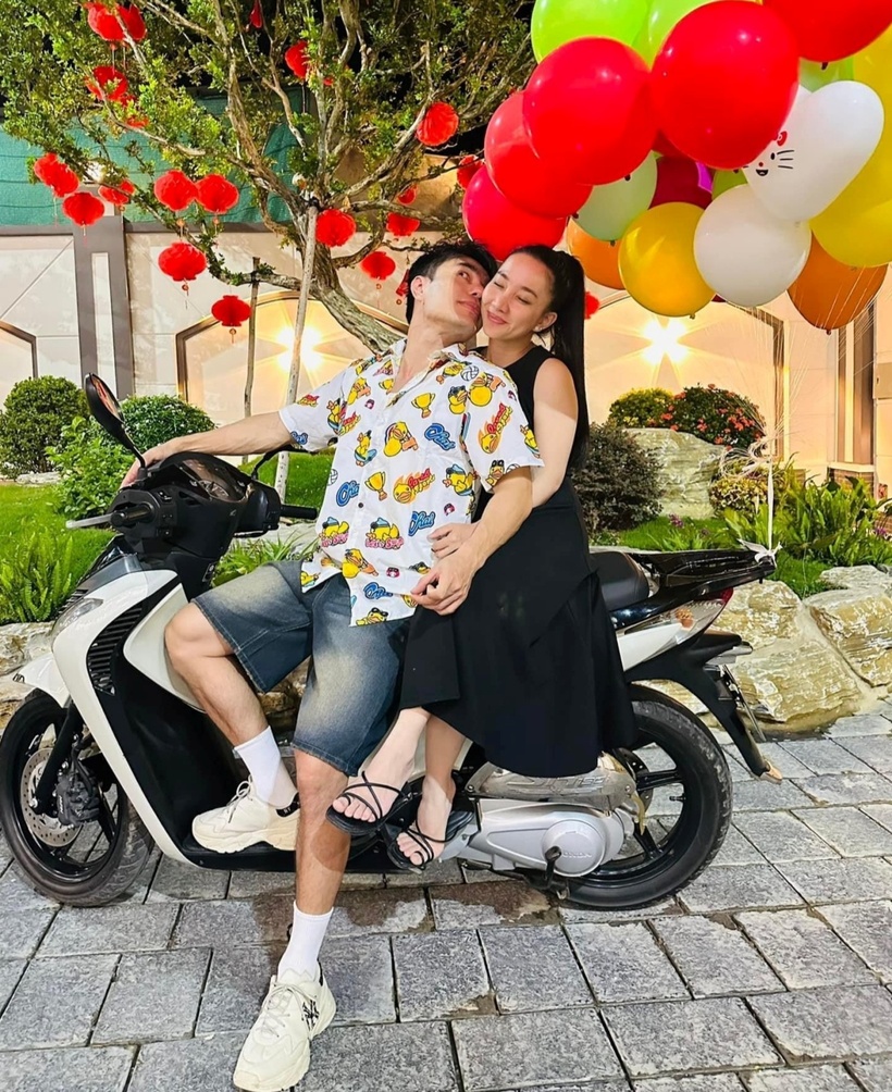 Vợ chồng Lê Dương Bảo Lâm từng gây “sốt” khi "đập hộp" nội thất trang trí cho ngôi nhà. Nam diễn viên mua nhiều món đồ đắt đỏ như bình hoa hơn 10 triệu, đèn hơn 18 triệu, gối từ 3-5 triệu, hộp bông tẩy trang 3 triệu… khiến bà xã “than trời”.