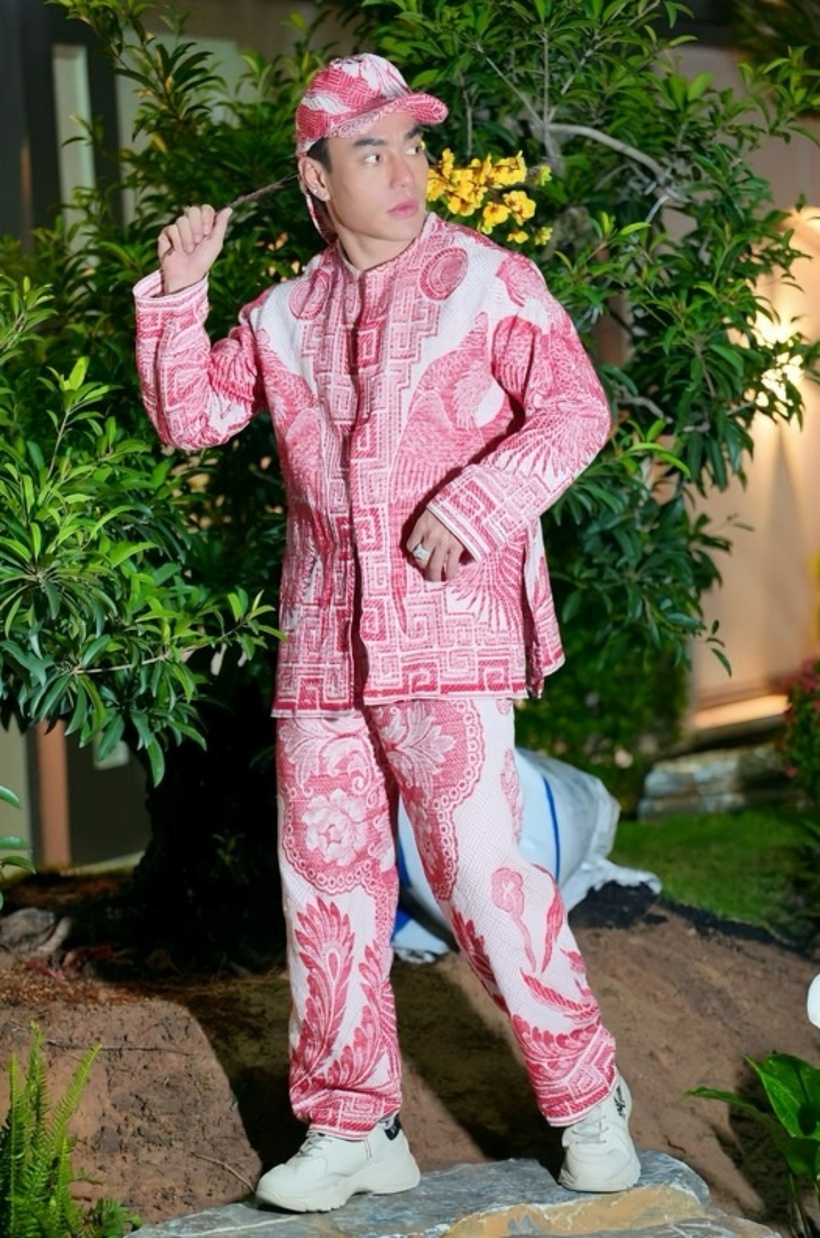 Trên trang cá nhân, Lê Dương Bảo Lâm đăng ảnh các thành viên trong gia đình chụp ảnh ở khu vườn xinh xắn được bài trí nhiều phiến đá, hoa cỏ ngập tràn.