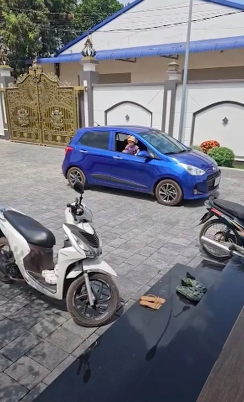 Phía trước biệt thự là một khoảng sân rộng rãi.