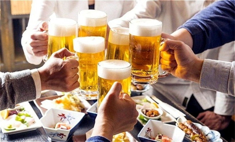 Uống rượu bia quá mức là nguyên nhân hàng đầu gây tổn thương gan. Ảnh minh họa.