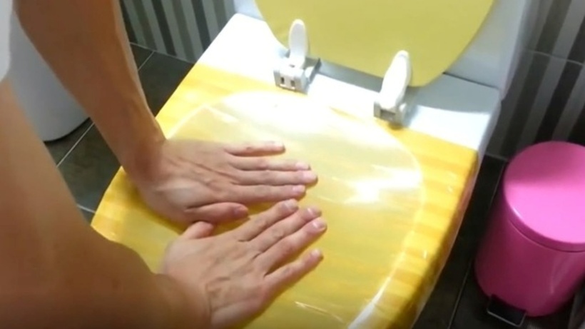 Dùng tay ấn mạnh vào băng dính vài lần để tạo áp lực đẩy chất thải xuống dưới.