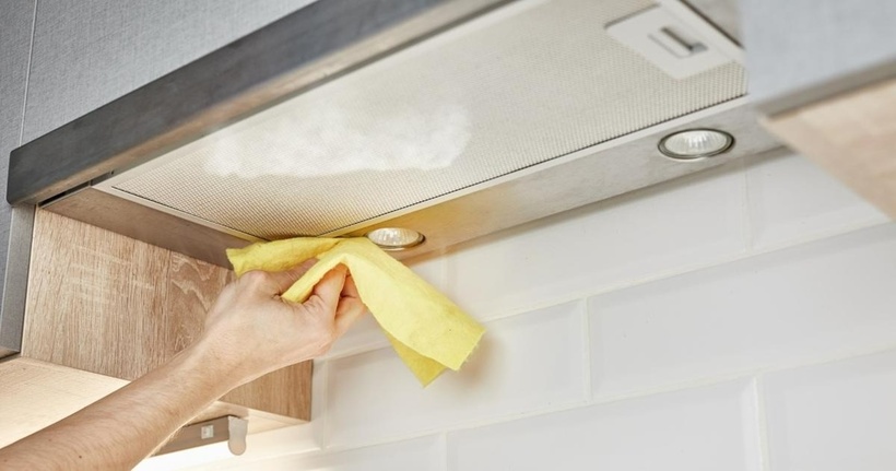 Vệ sinh máy hút mùi định kỳ giúp loại bỏ mùi thức ăn hiệu quả, giữ cho không gian bếp luôn sạch sẽ và thoáng đãng.