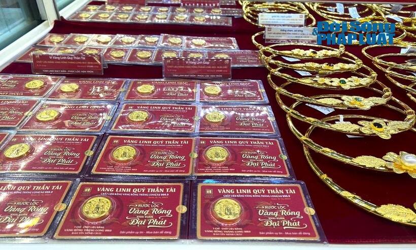 Dù giá vàng miếng SJC và vàng nhẫn tiếp tục nhích lên, nhưng người mua vàng ngày vía thần Tài vẫn lỗ do chênh lệch mua - bán quá lớn.