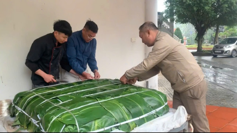 Chiếc bánh chưng nặng 300kg hoàn thiện